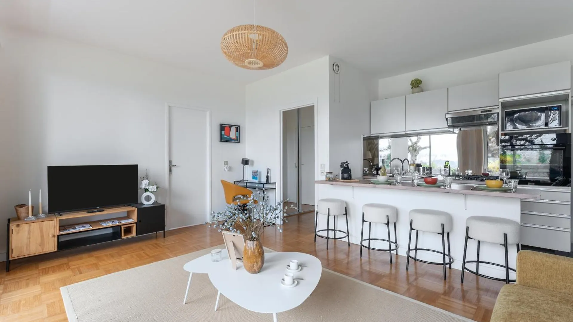 Isatis - Superbe Appt Avec Balcon contacts